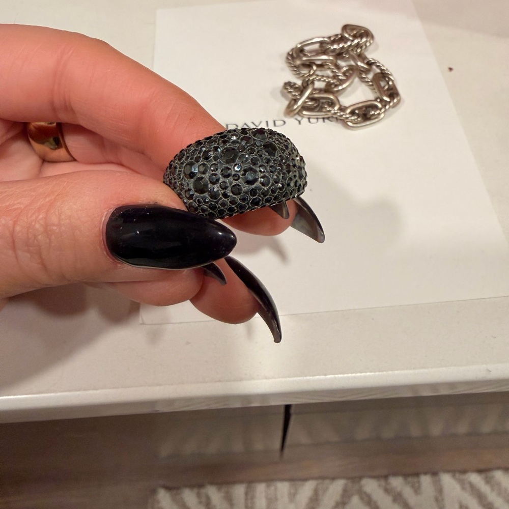 Elegant Black and Gold Ring - Picture 2 of 3